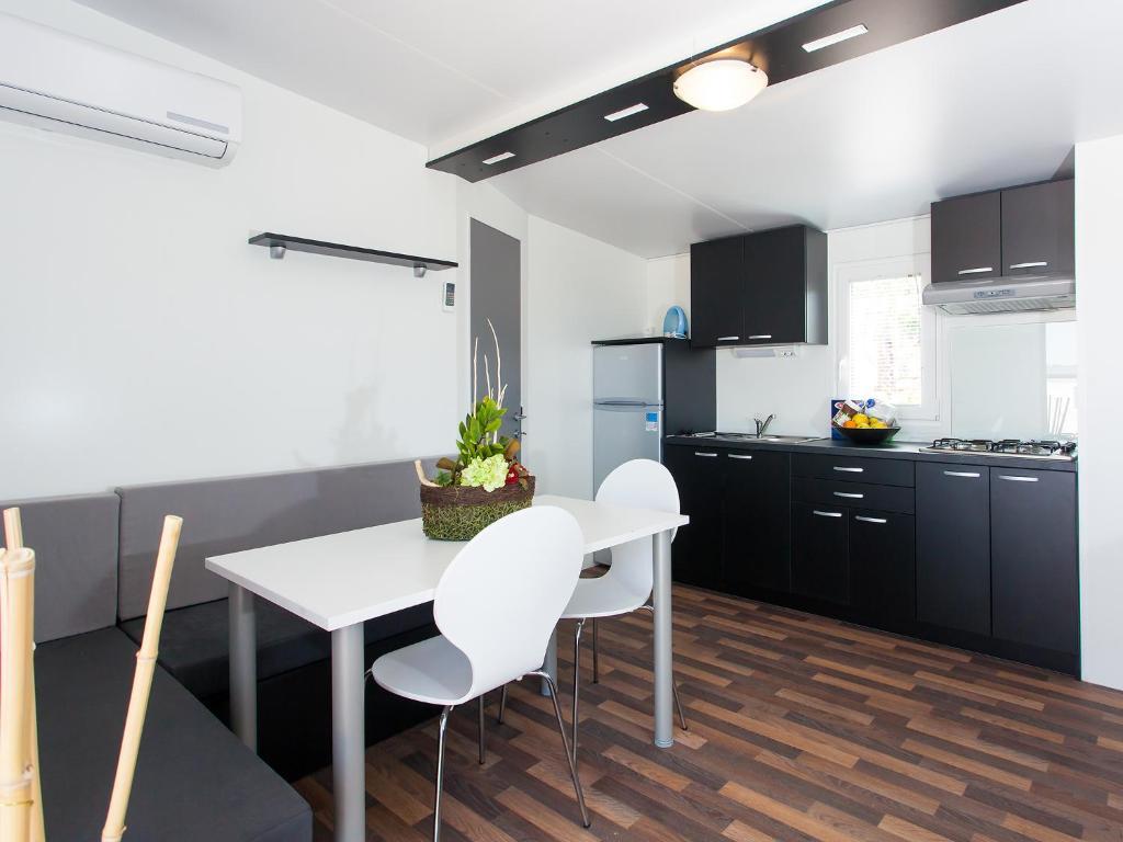 Camping Adria Mobile Homes In Camping Kastanija Novigrad Istria Quarto foto