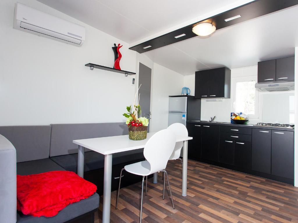 Camping Adria Mobile Homes In Camping Kastanija Novigrad Istria Quarto foto