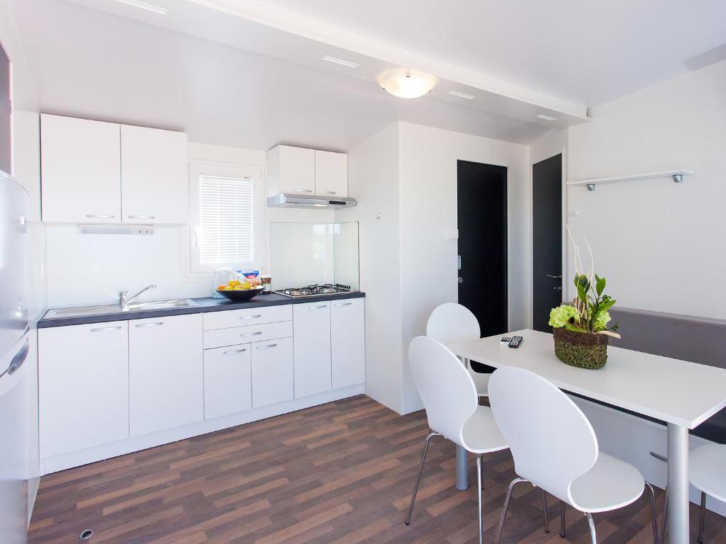 Camping Adria Mobile Homes In Camping Kastanija Novigrad Istria Quarto foto