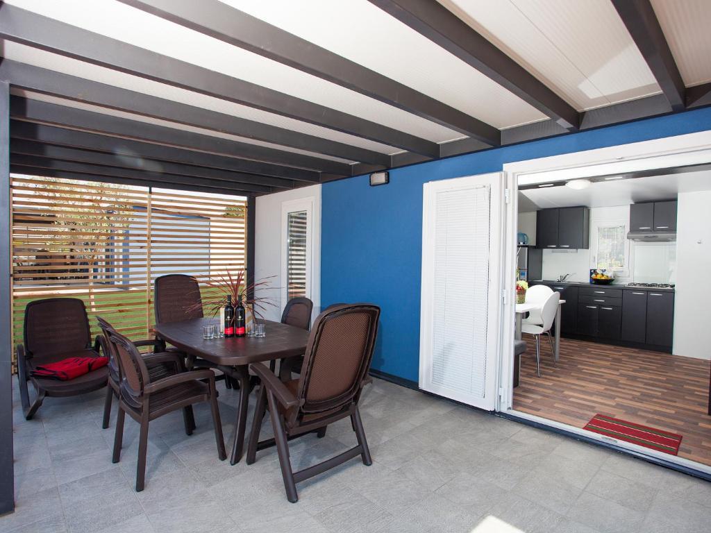 Camping Adria Mobile Homes In Camping Kastanija Novigrad Istria Exterior foto