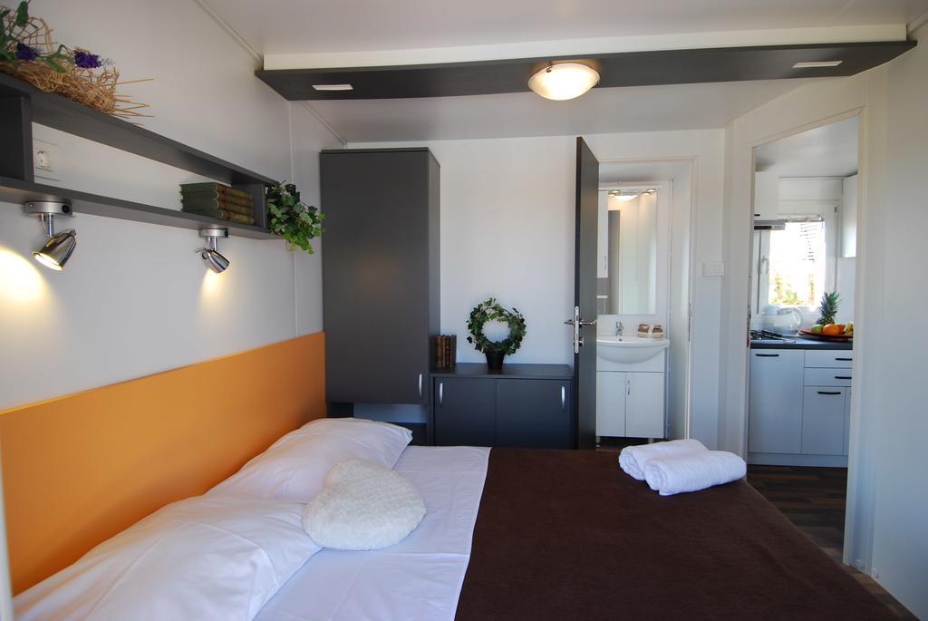 Camping Adria Mobile Homes In Camping Kastanija Novigrad Istria Exterior foto