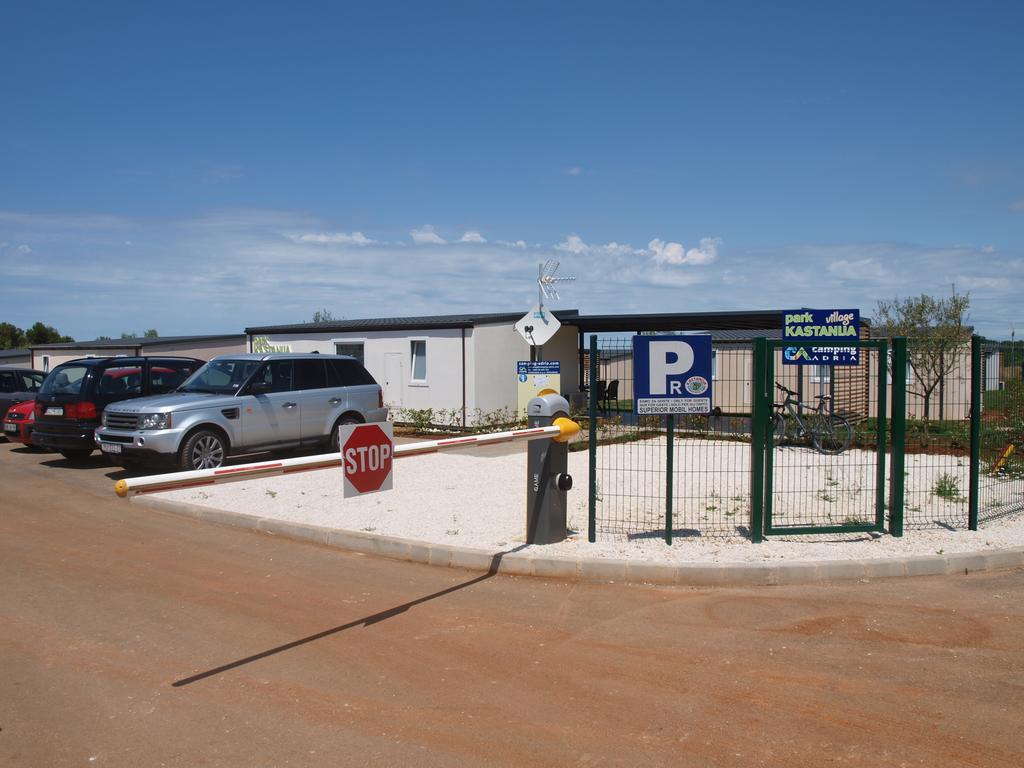 Camping Adria Mobile Homes In Camping Kastanija Novigrad Istria Exterior foto